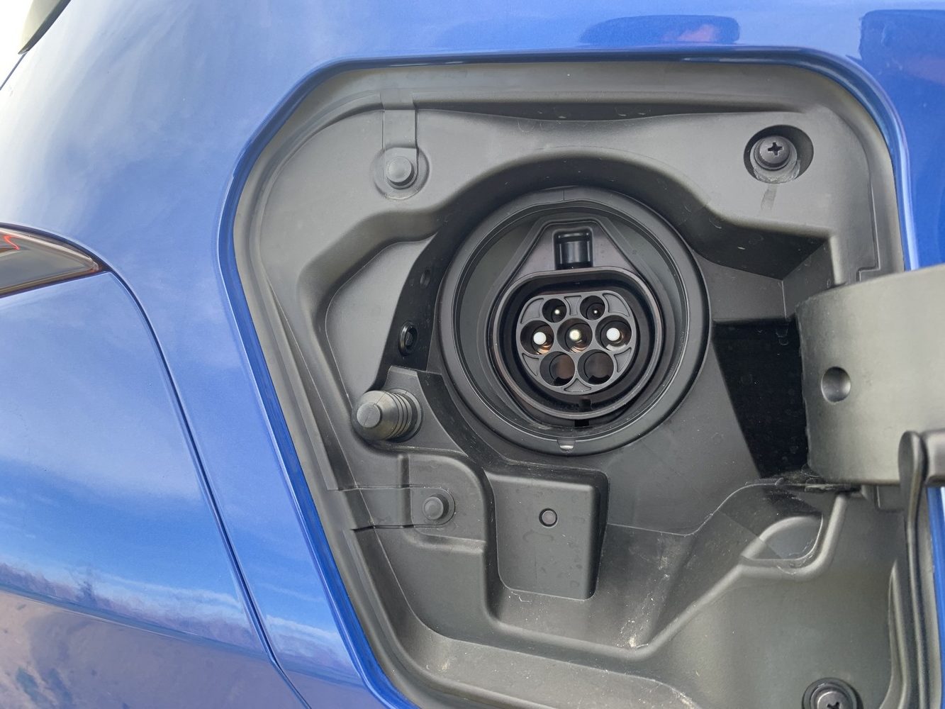 A droite la prise Type 2 pour la charge AC