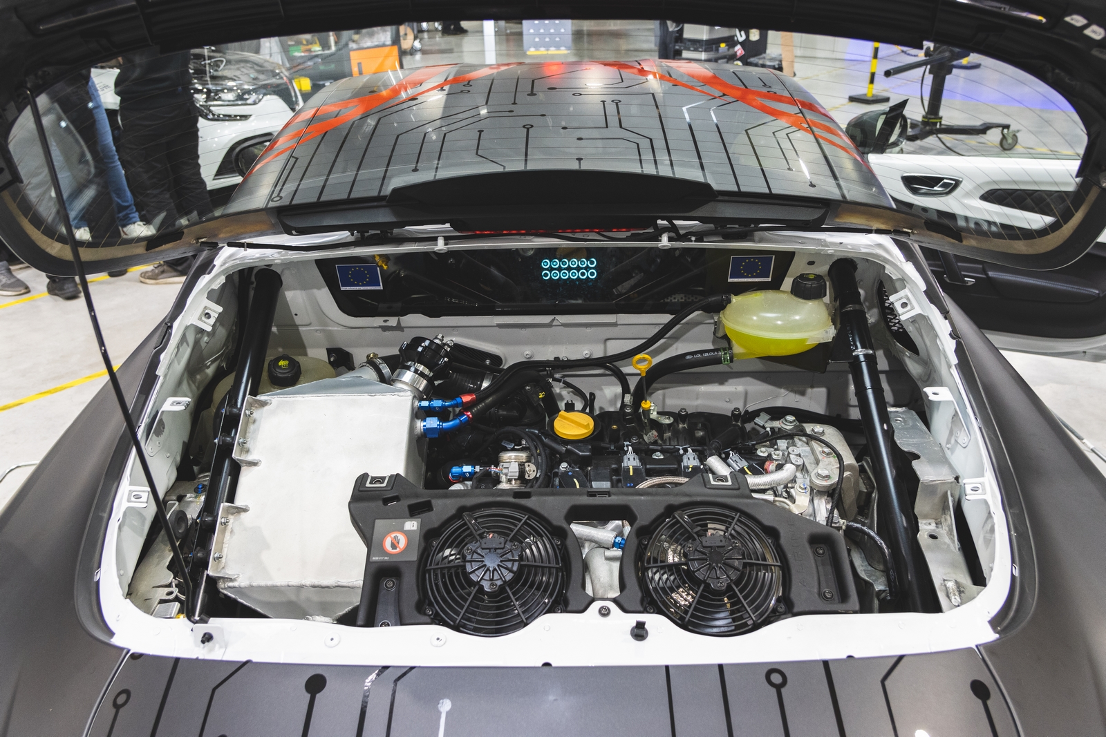 Compartiment moteur, échangeur air/eau de suralimentation sur la gauche