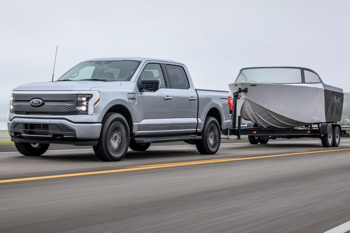 LeF150 Lightning tractant une remorque avec un bateau