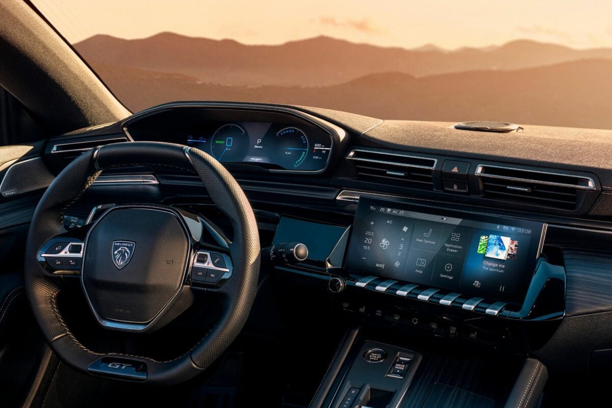 L'habitacle de la 508 phase deux a evolué en douceur