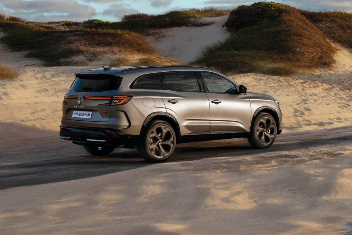 Les dimensions du SUV Espace : 4 722 mm de long sur 2 083 mm de large et 1 645 mm de haut