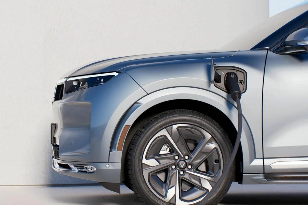 La trappe de recharge se trouve à l'avant gauche du véhicule