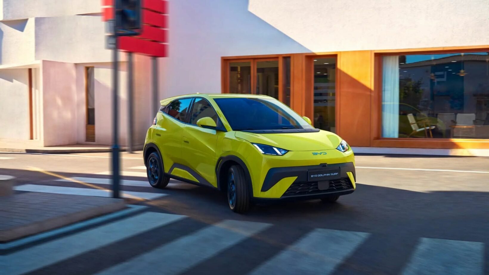 BYD Dolphin Surf électrique 2026, citadine électrique pas chère en circulation urbaine