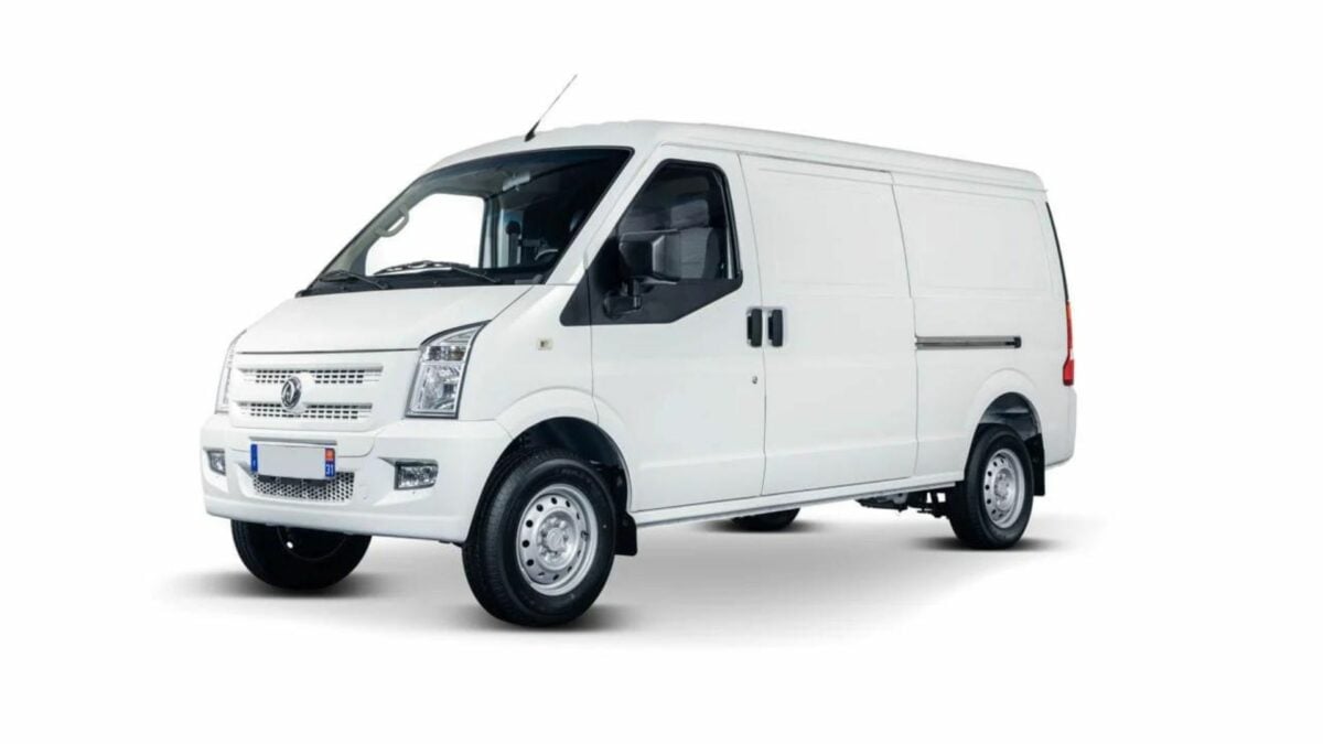 Le DFSK Ecocity 35 est un utilitaire léger mesurant 4500 mm de long sur 1680 mm de large et 1985 mm de haut. Sa batterie de 38.7 kWh lui offre une autonomie de 331 km.