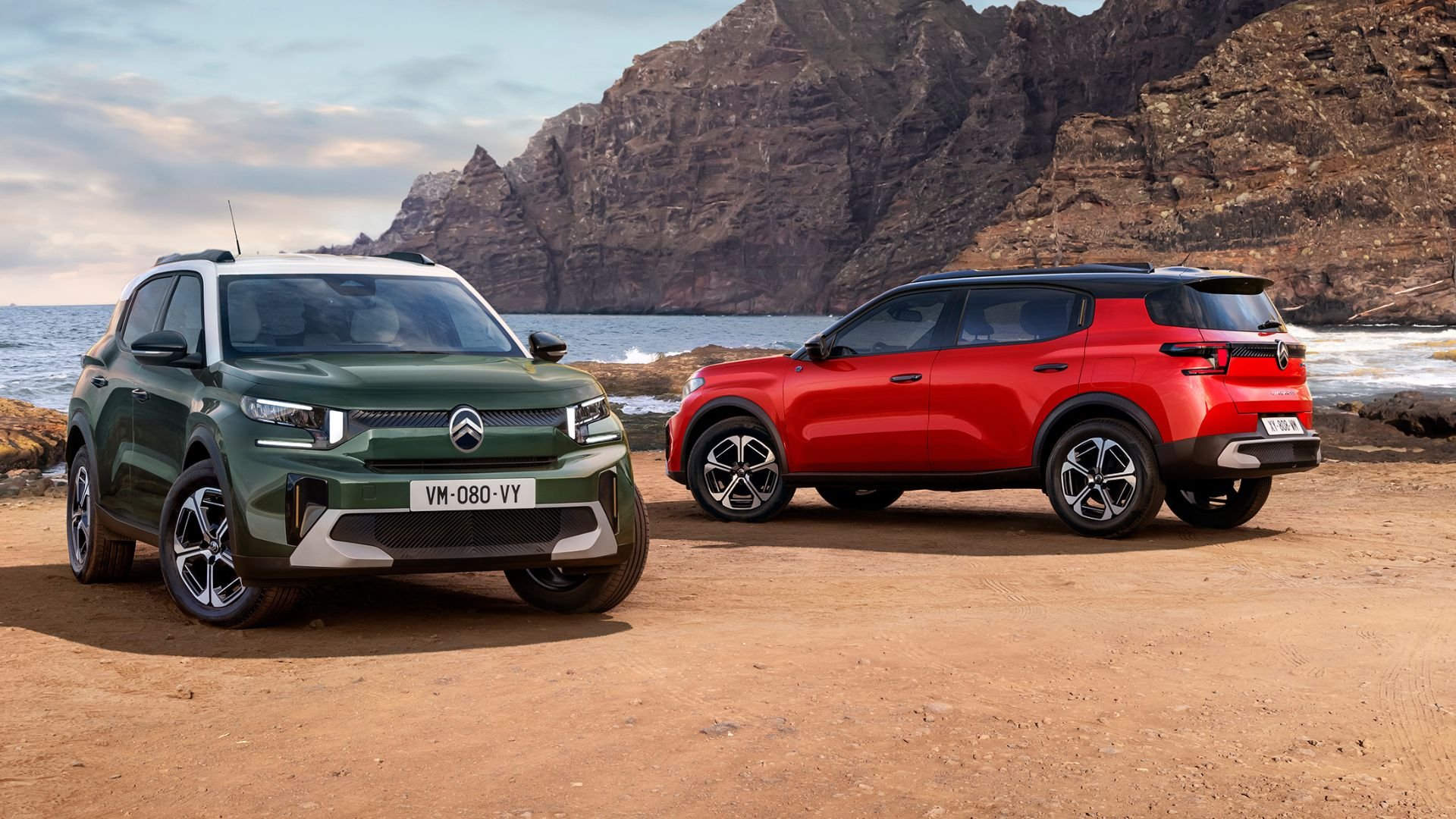 Deux Citroën ë-C3 Aircross électriques 113 ch à l’arrêt, vues avant et latérale