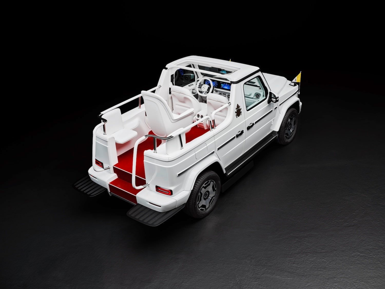 Papst Franziskus erhält erstes elektrisches „Papamobil“ von Mercedes-BenzPope Francis receives first electric “Popemobile” from Mercedes-Benz