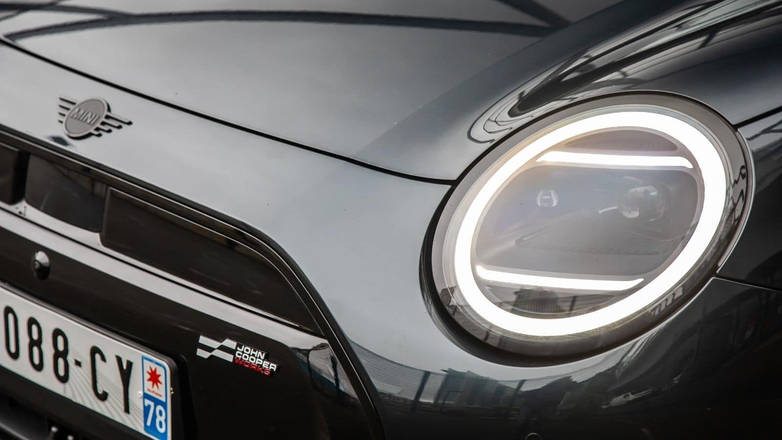 Phare de la Mini Cooper JCW électrique