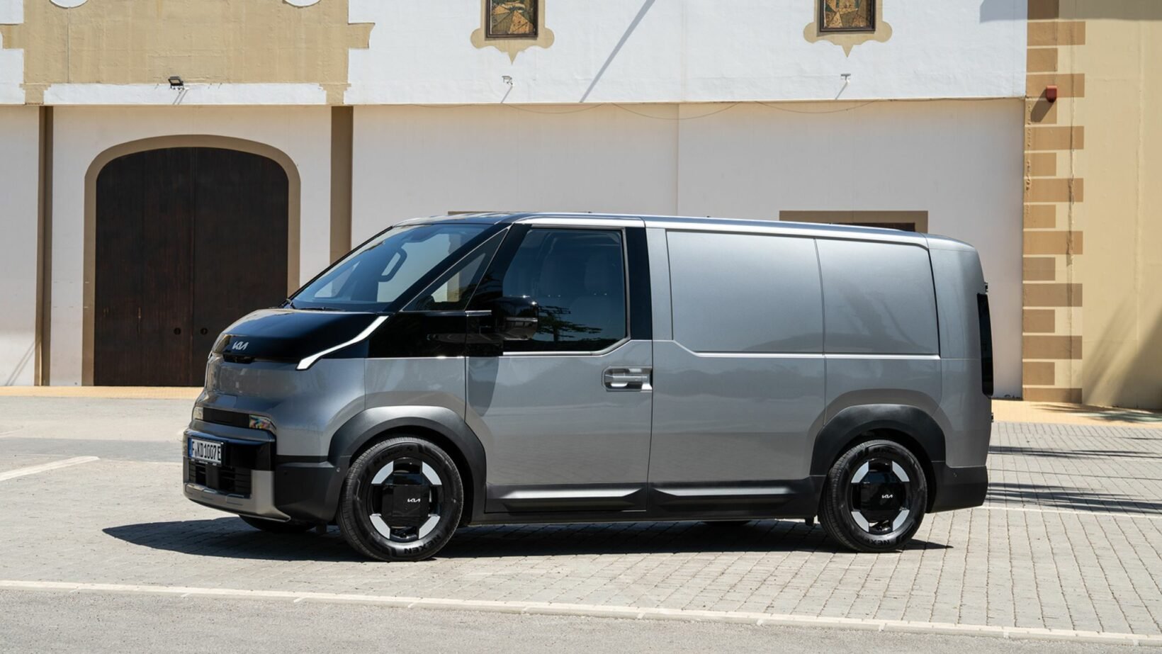 Kia PV5 Cargo électrique L2H1 vu de profil, utilitaire électrique à carrosserie tôlée