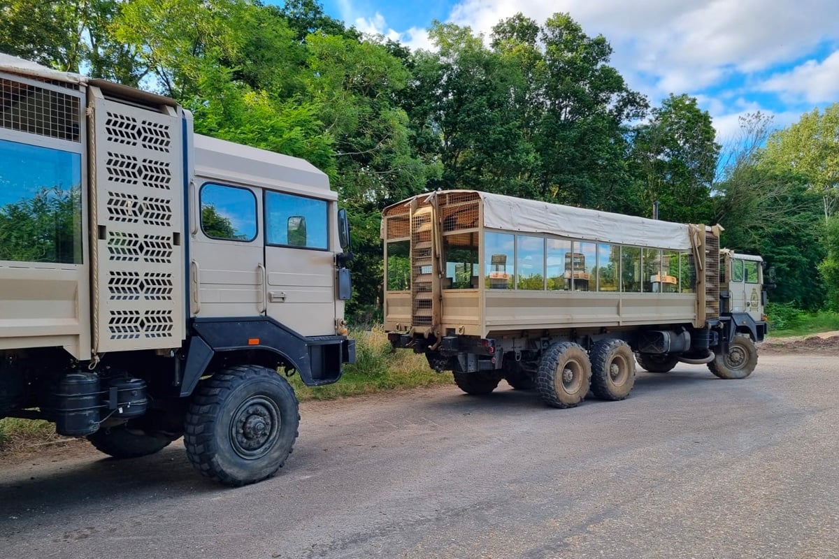 Camions brousses de Thoiry : Diesel à droite et rétrofité par Idée Services à gauche