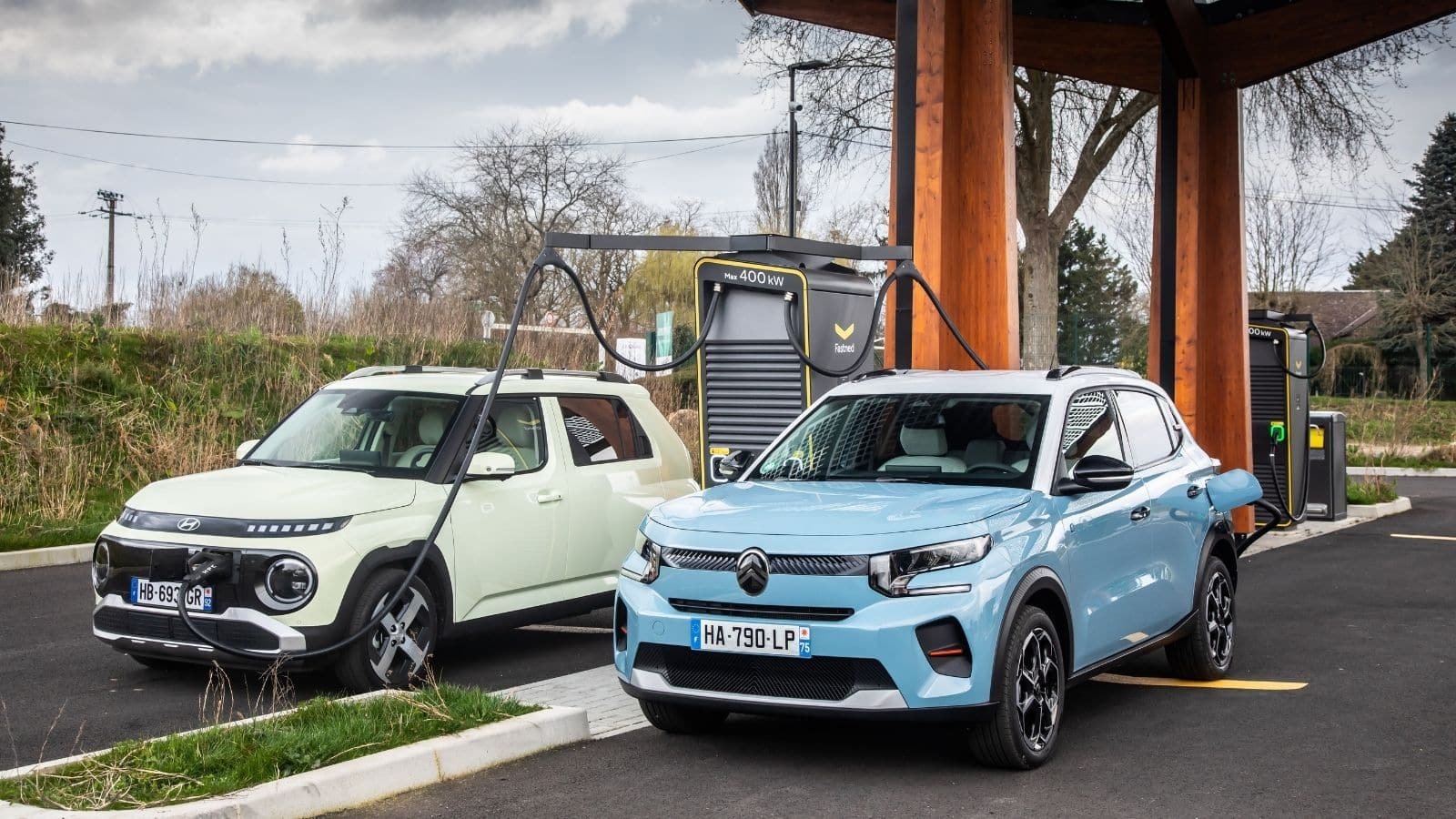 Comparatif de citadines électriques pas chères 2026 avec la Citroën ë-C3 et la Hyundai Inster en recharge