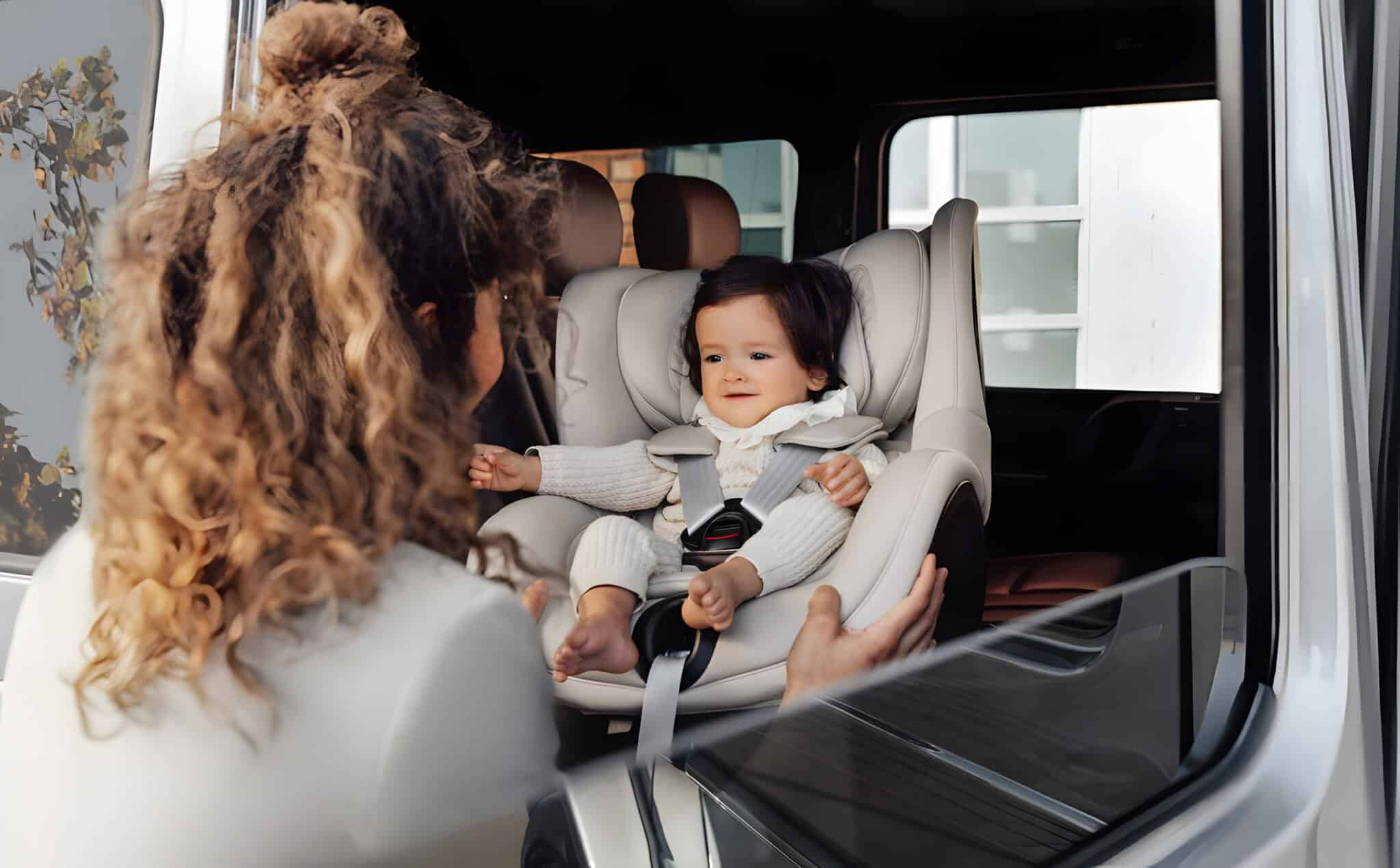 Bébé installé dans un siège auto pivotant Joie i-Spin 360