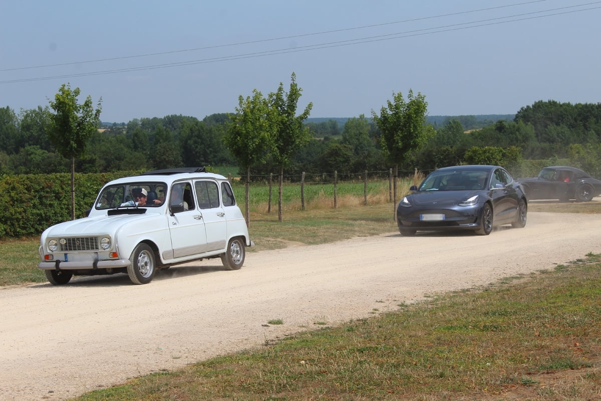 La Renault 4 Jean-Pierre et la Tesla Model 3 de Jacques