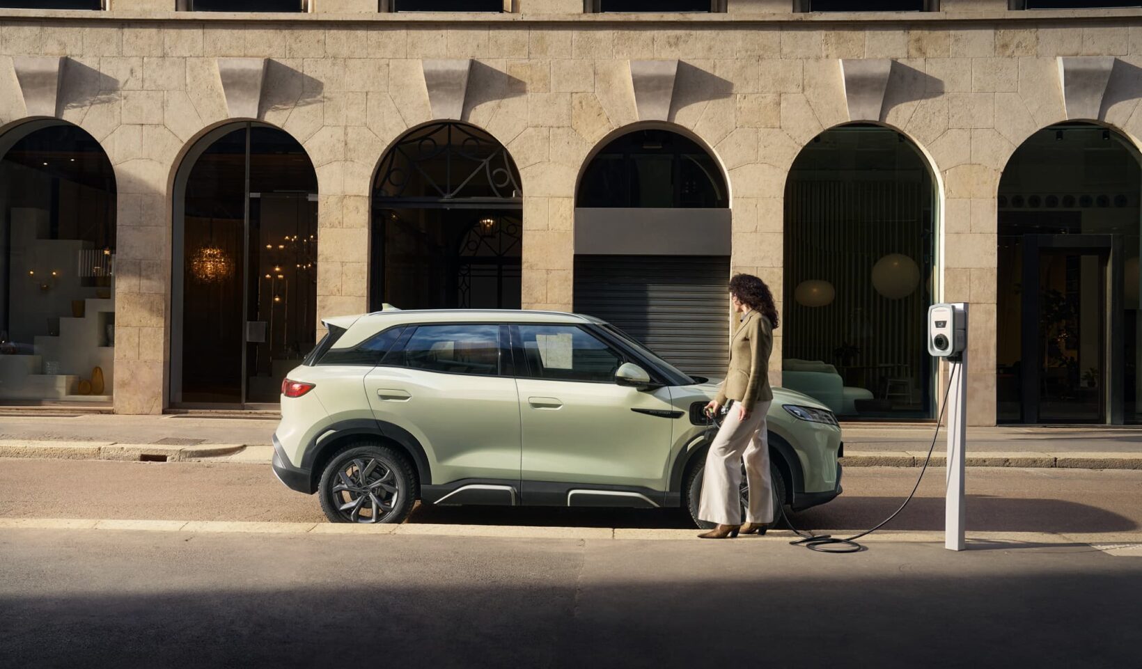 Conductrice voiture électrique