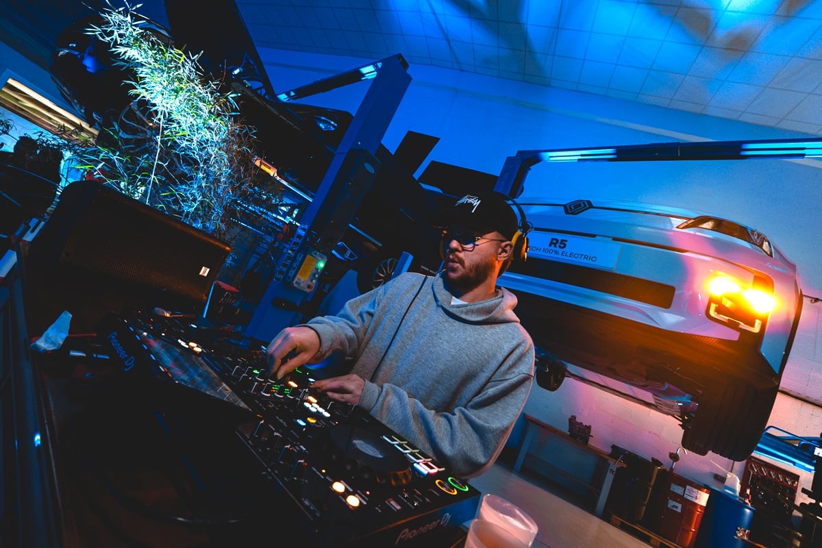 Un DJ a ambiancé la Nuit de la Revolte 2025