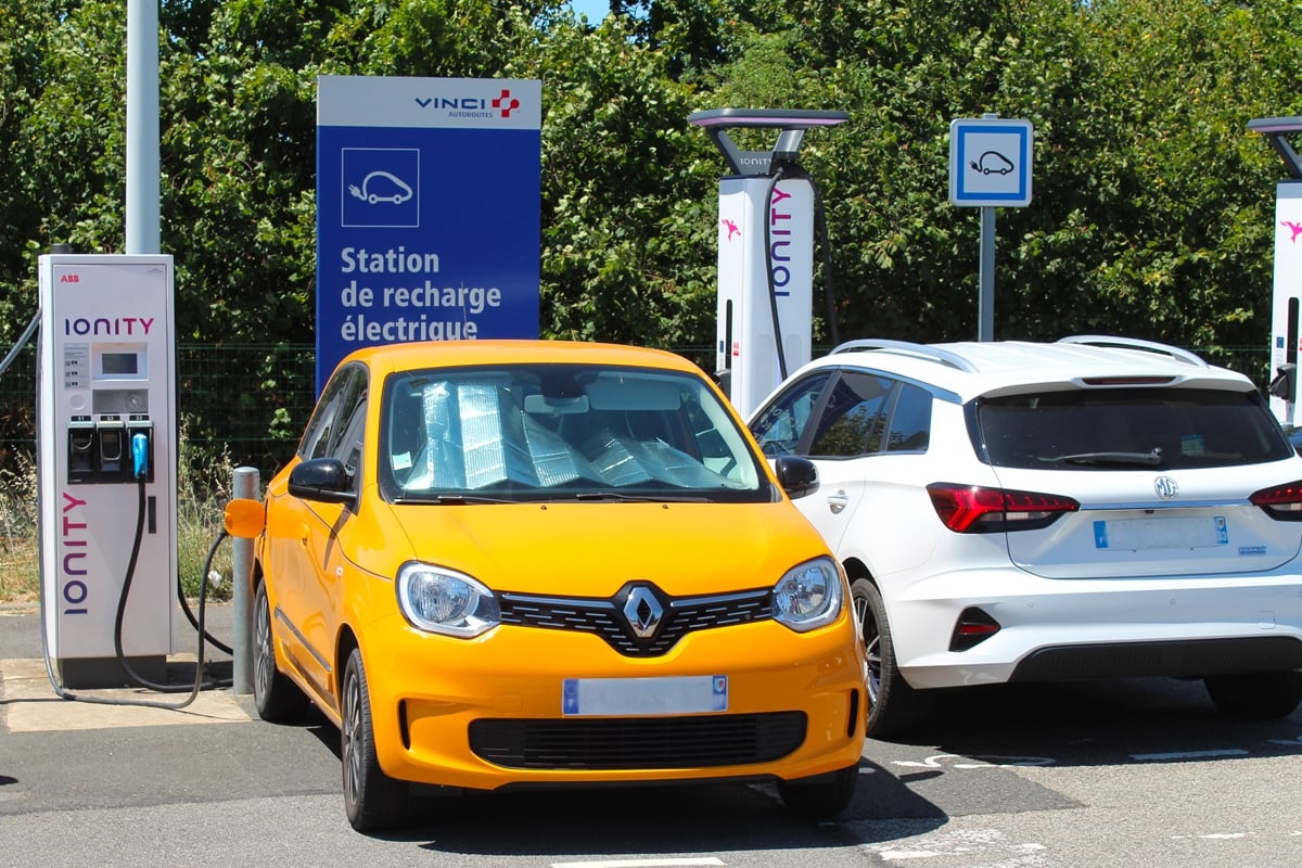 Renault Twingo E-Tech en recharge sur l'A83