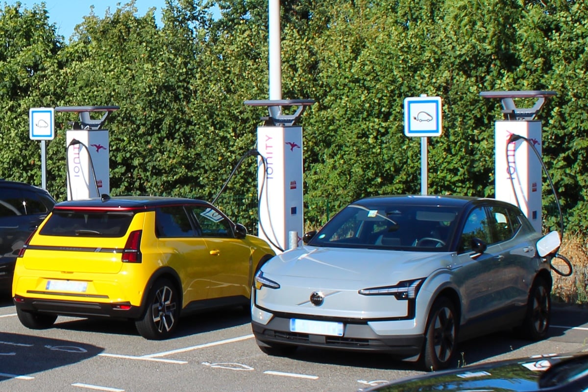 Renault 5 E-Tech et Volvo EX30 en recharge sur l'A83