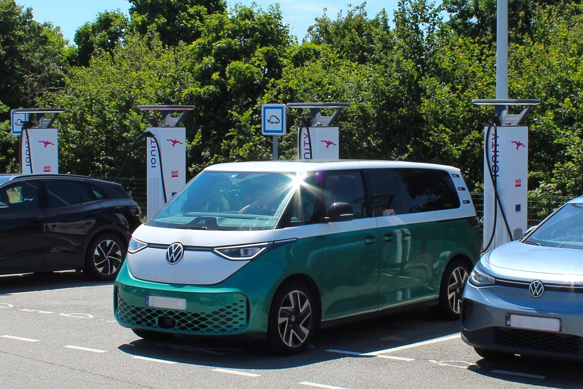 Volkswagen ID. Buzz en recharge sur l'A83