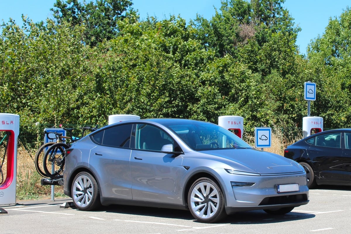 Tesla Model Y en recharge sur l'A83