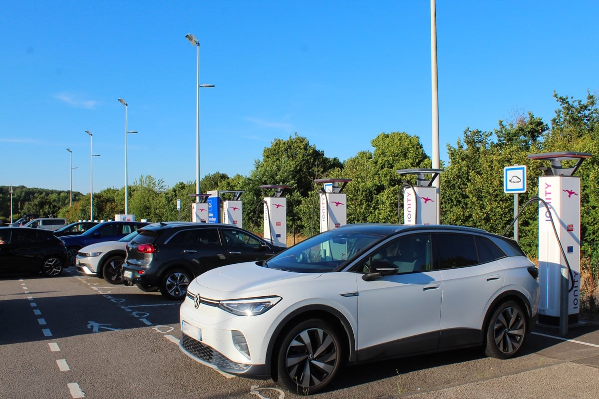 Volkswagen ID4 en recharge sur l'A83