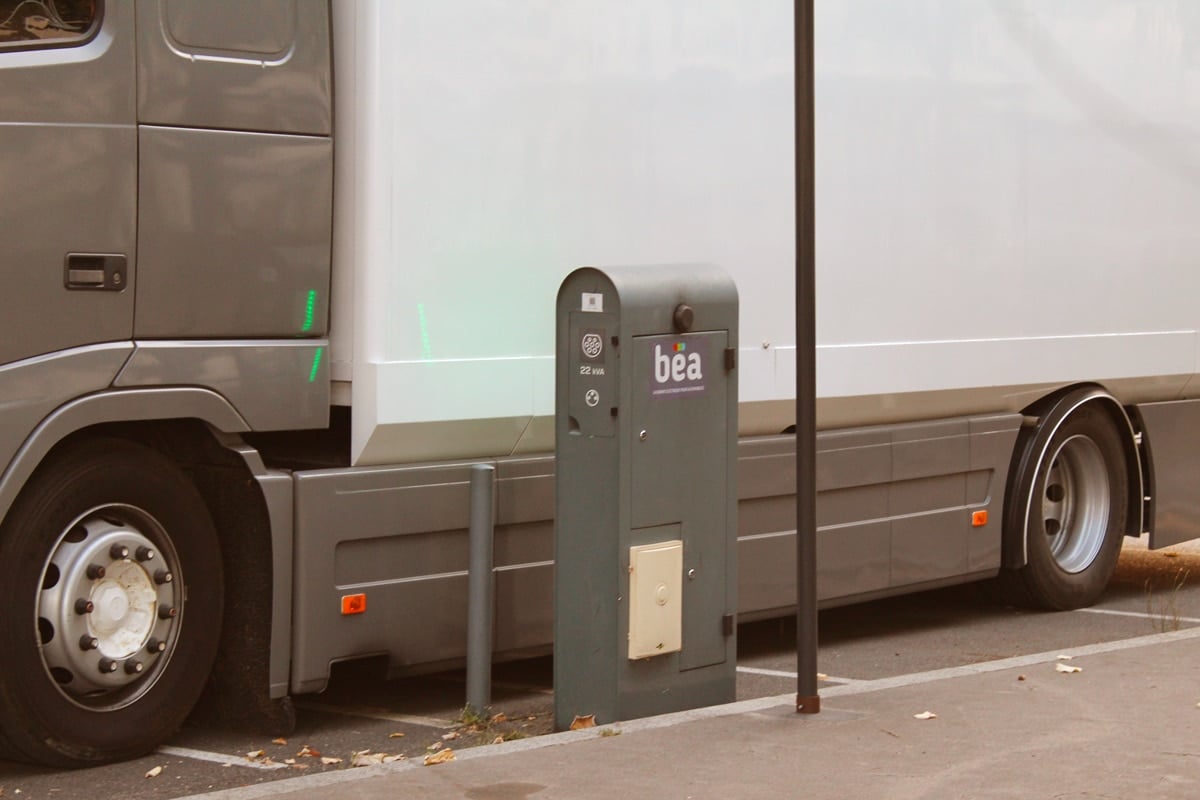 Borne SDE35 bloquée par un camion de la fête foraine
