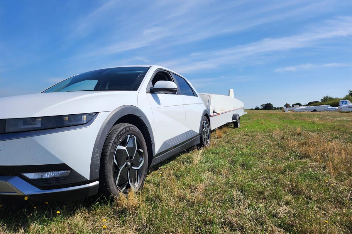 La Hyundai Ioniq 5 de Didier tractant une remorque avec un planeur
