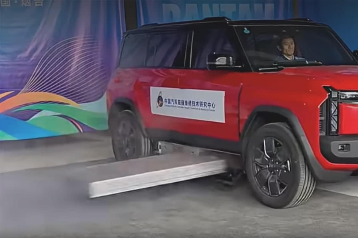 Ejection de batterie en cas d'incendie sur une voiture électrique