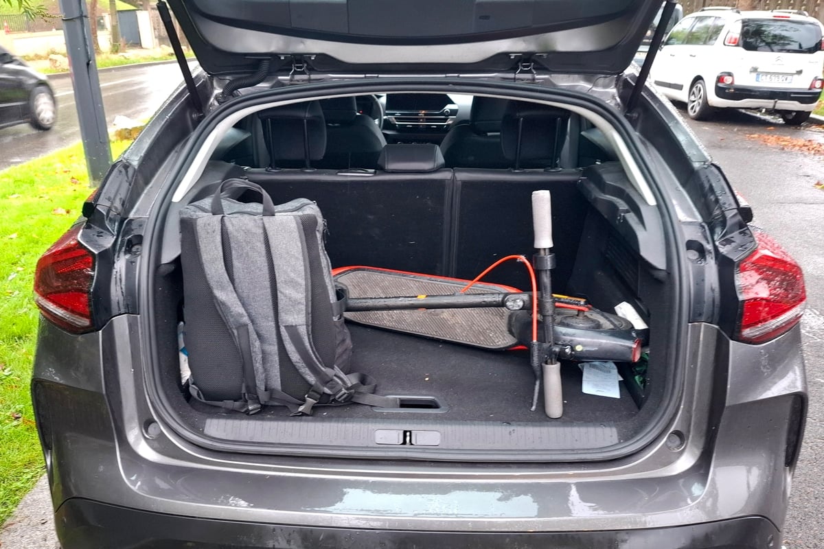 Une trottinette électrique dans le coffre d'une Citroën ë-C4