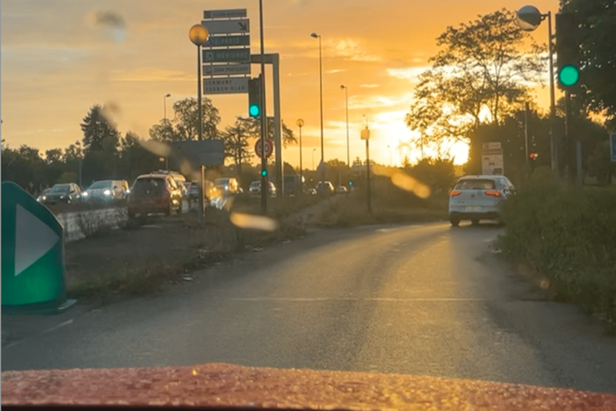 Opel Corsa-e sur route le matin