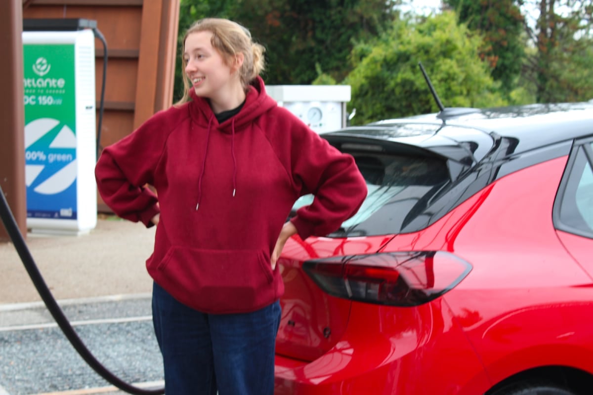 Devant mon Opel Corsa-e en charge