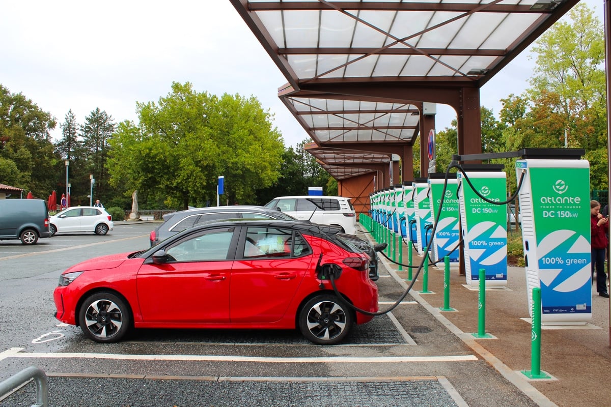Opel Corsa-e en charge aux bornes Atlante