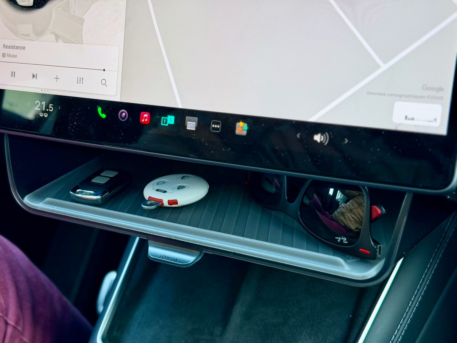 Rangement sous écran Jowua avec clé Tesla et lunettes dans une Tesla Model Y