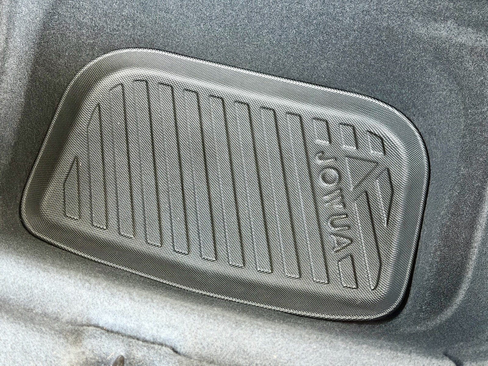 Tapis de coffre arrière Jowua installé dans le trunk d’une Tesla Model Y