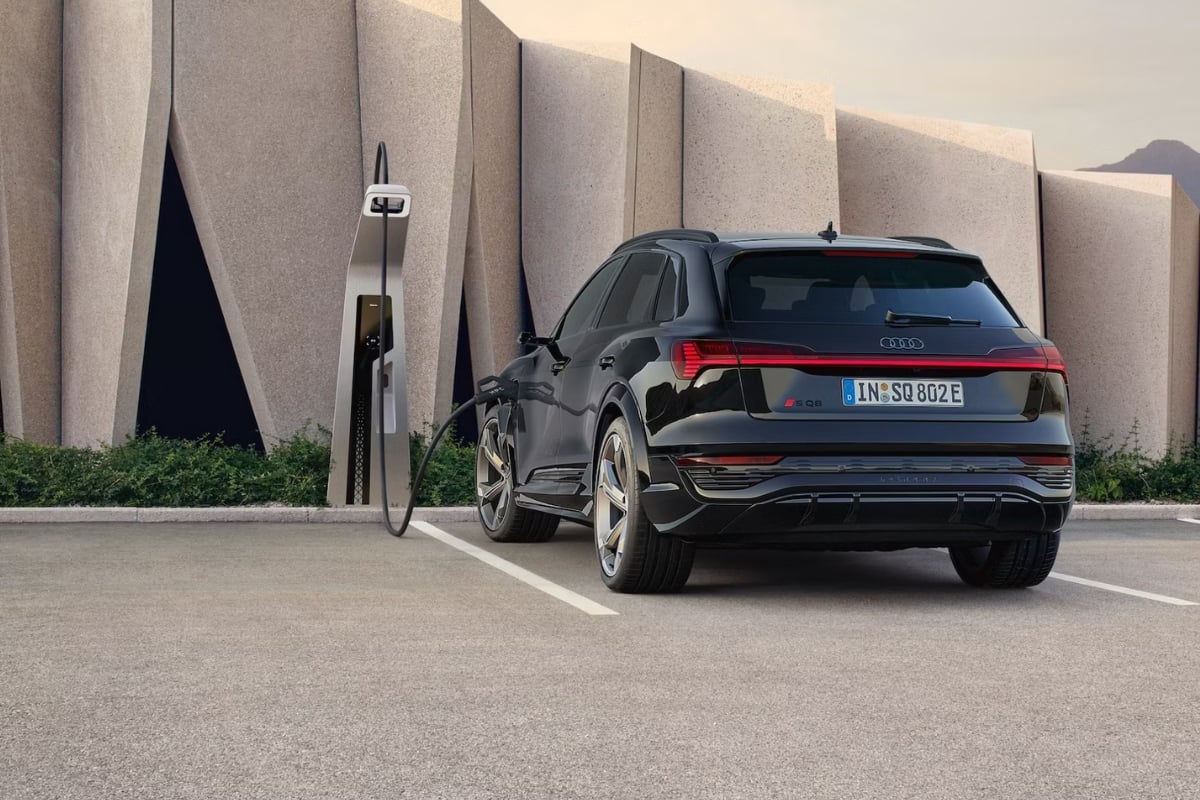 Audi SQ8 e-tron premium en recharge, illustrant l'importance de la garantie et de la gestion thermique pour la durée de vie de la batterie.