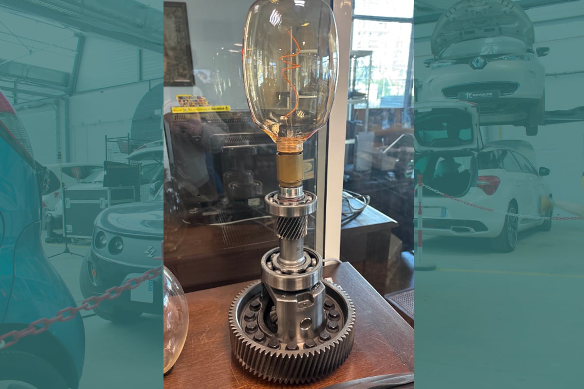 Lampe réalisée avec des pièces de mécanique automobile