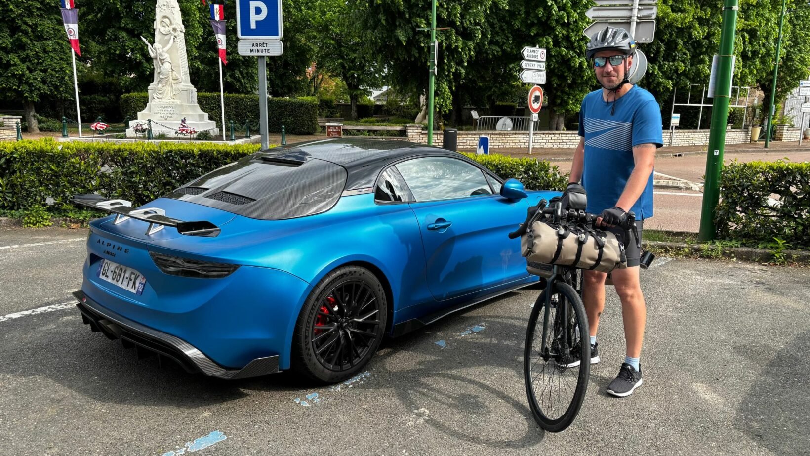 Une Alpine A110 R dans une superbe configuration bleu mat