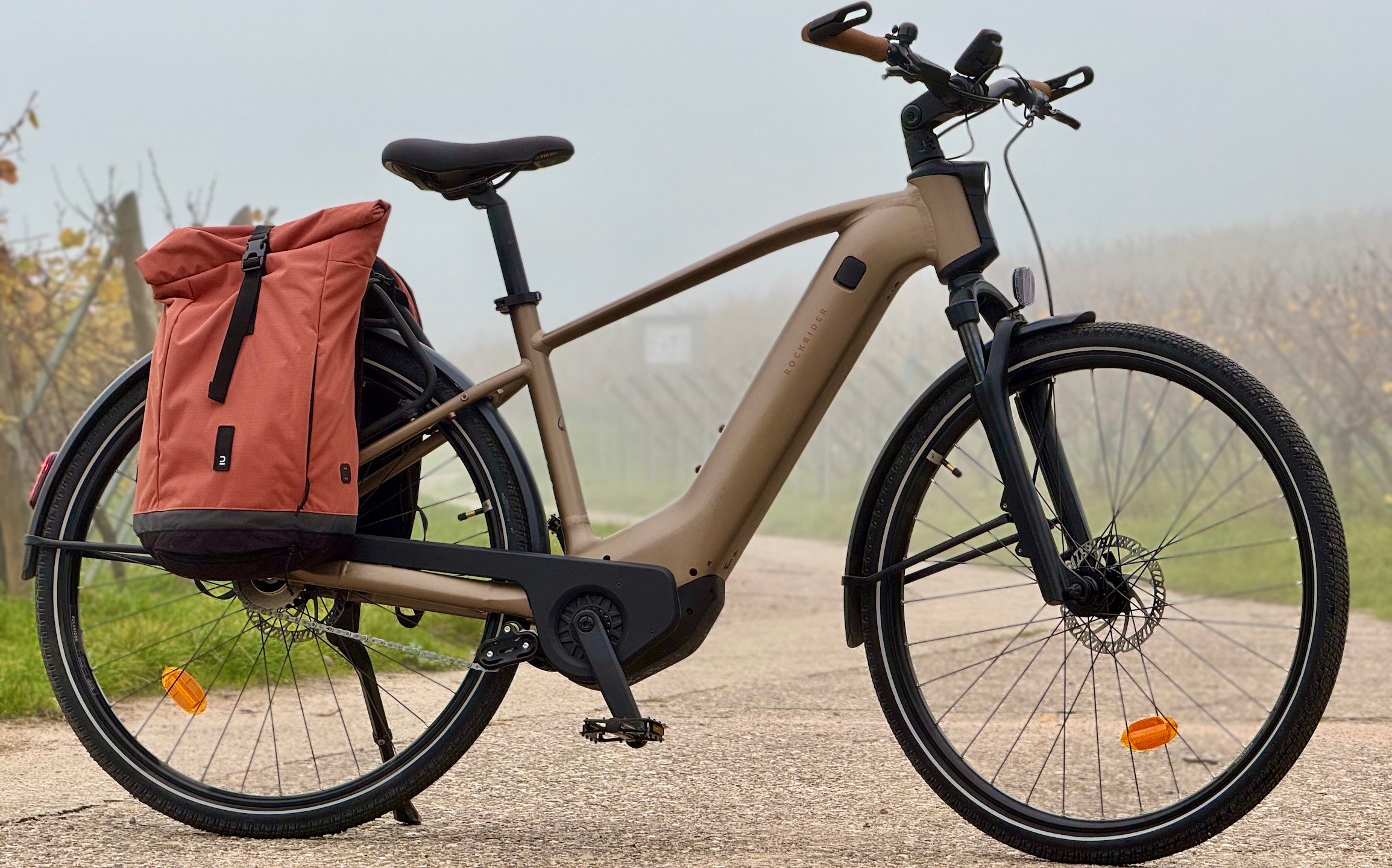 Rockrider E-ACTV 900 avec sacoche latérale sur une piste cyclable