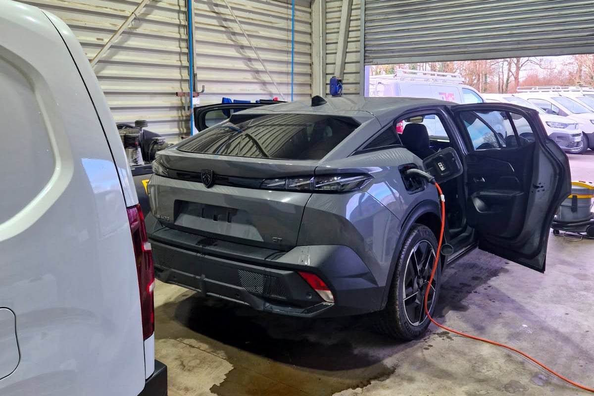 Peugeot e-408 en cours de rechrage et de nettoyage chez Nelson-Préparation