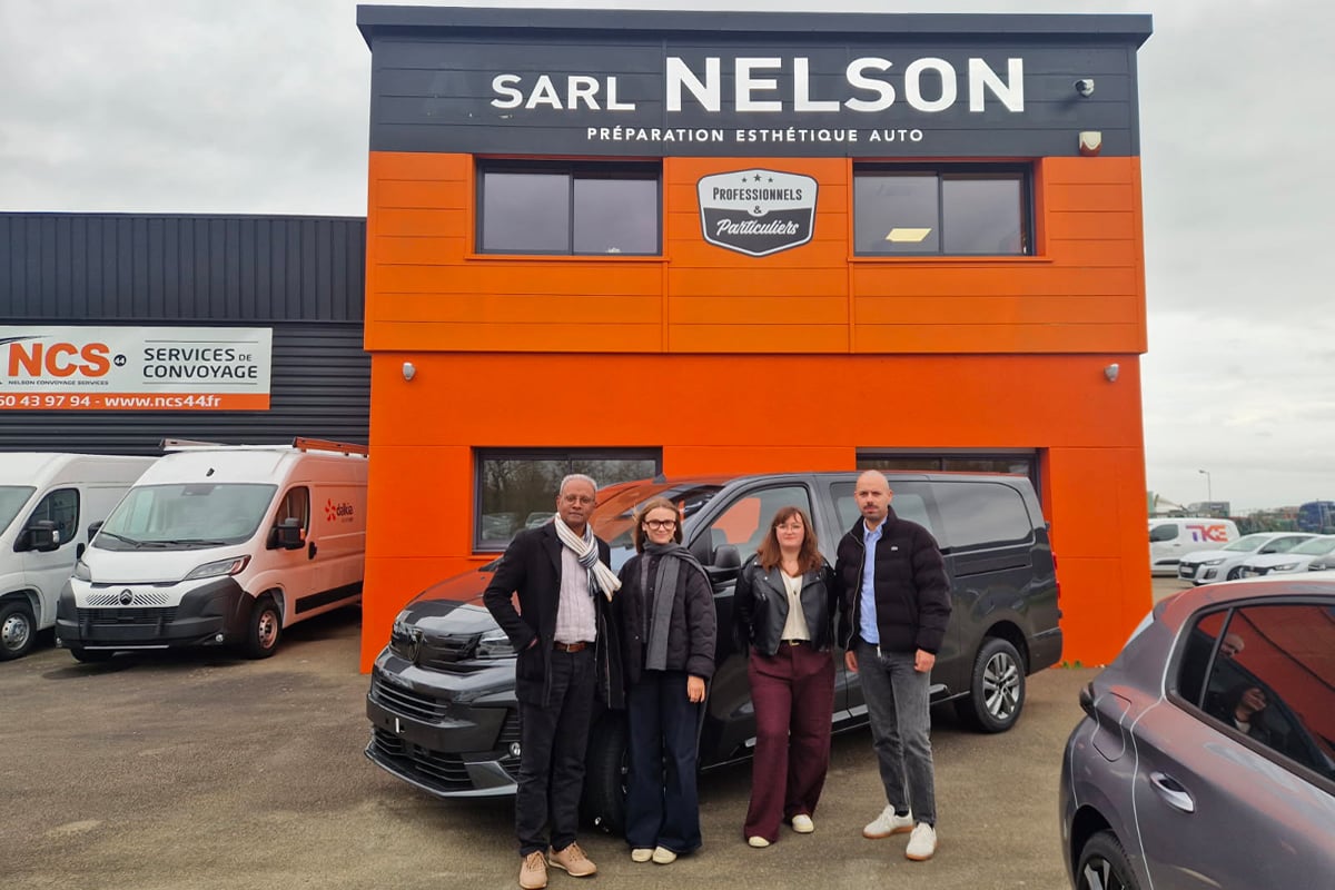 Nelson à gauche et Steven à droite encadrent une assistance de direction et une convoyeuse