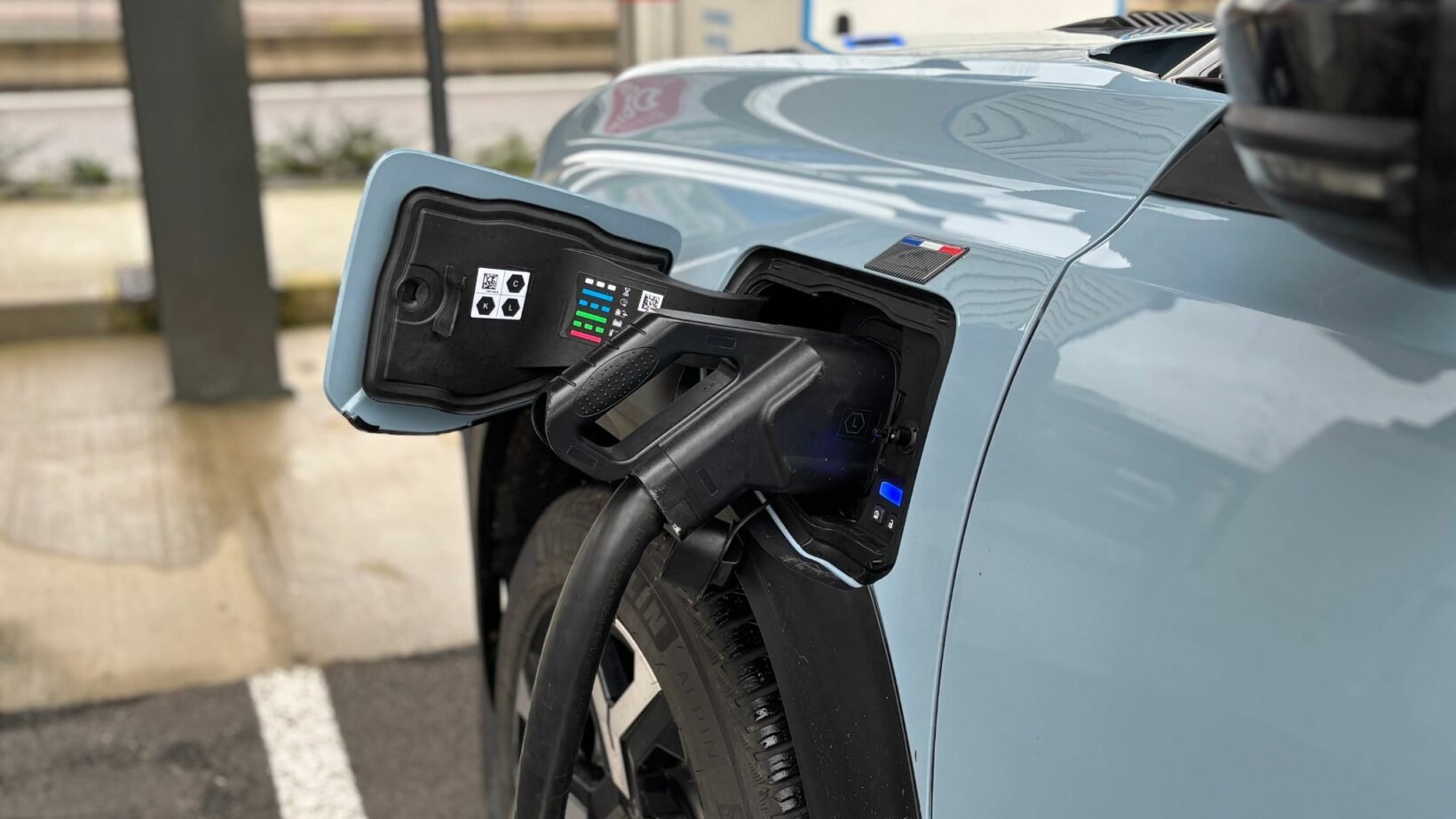 Prise de recharge avant gauche de la Renault 4 E-Tech électrique