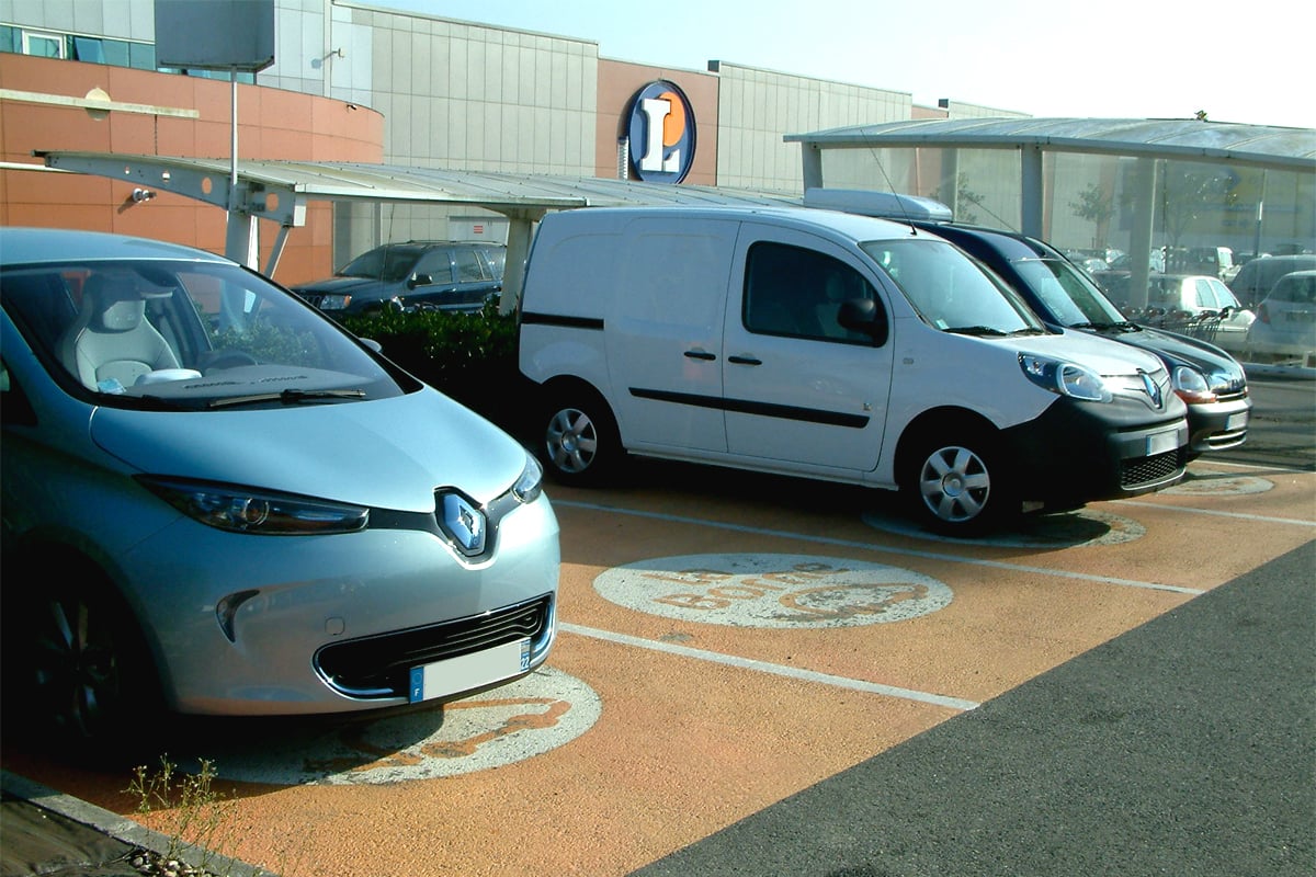 Bornes de recharge AC sur le parking d'un hypermarché Leclerc en 2015
