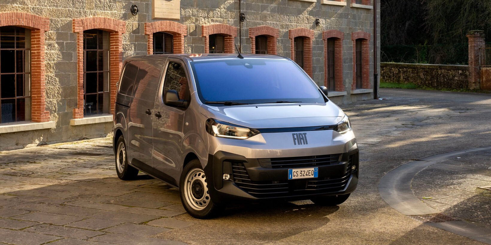 Fourgon utilitaire électrique Fiat E-Scudo gris métallisé vu de face