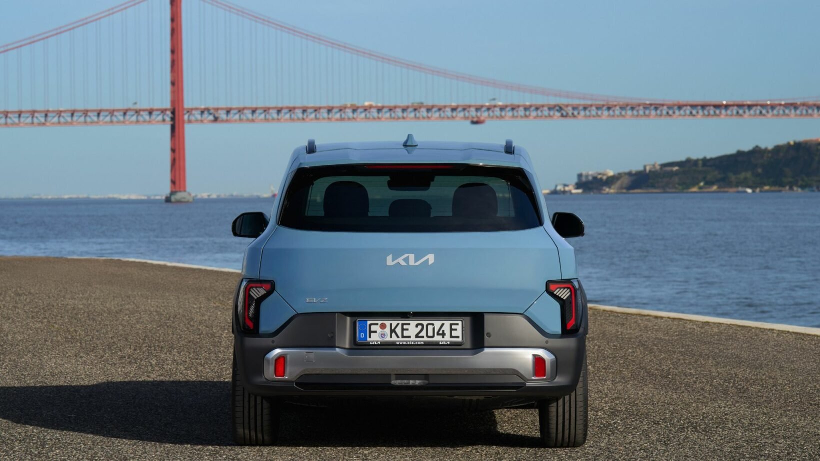 Kia EV2 électrique bleu givré finition Earth vue arrière bord de mer
