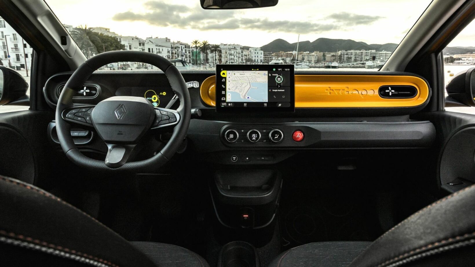 Vue d’ensemble de l’habitacle Renault Twingo électrique avec écran central