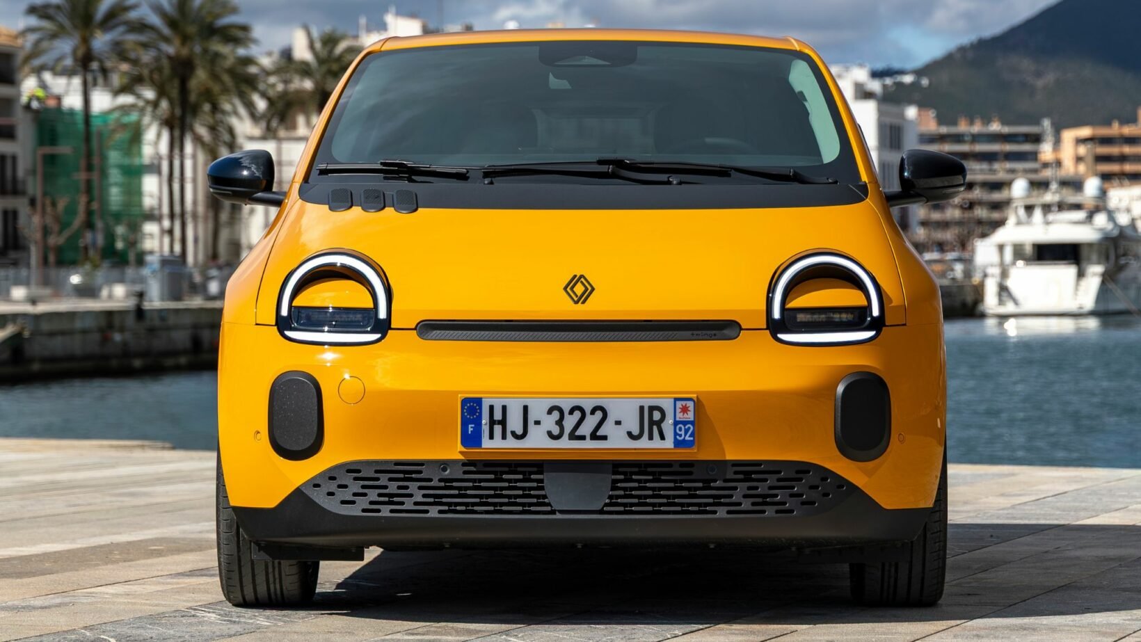 Face avant Renault Twingo électrique jaune signature lumineuse LED