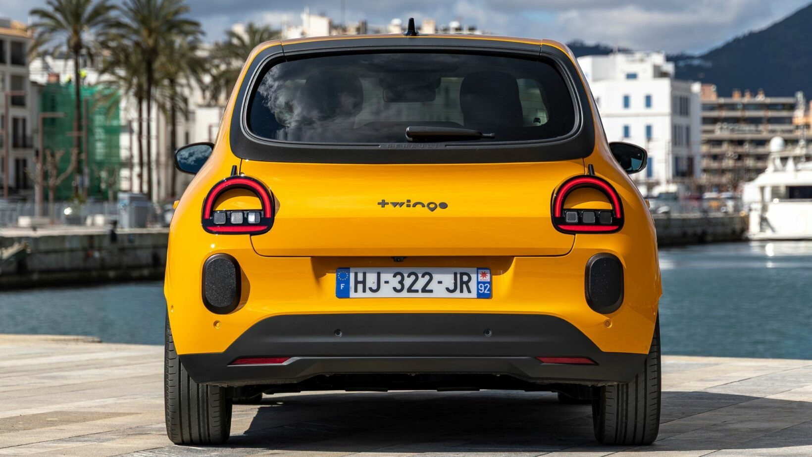 Arrière Renault Twingo électrique jaune signature lumineuse feux demi-cercle