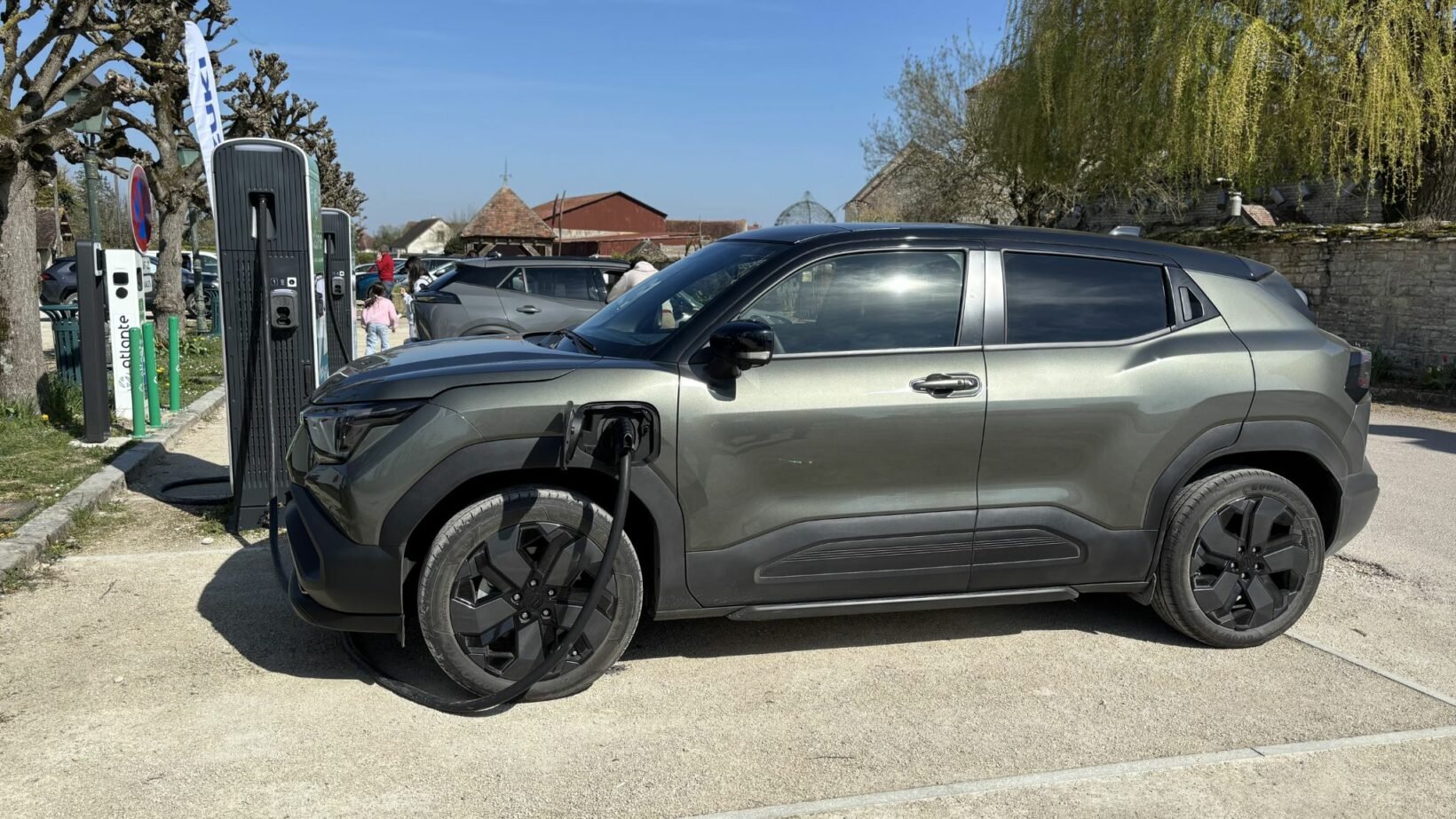 echarge Suzuki Vitara électrique borne publique