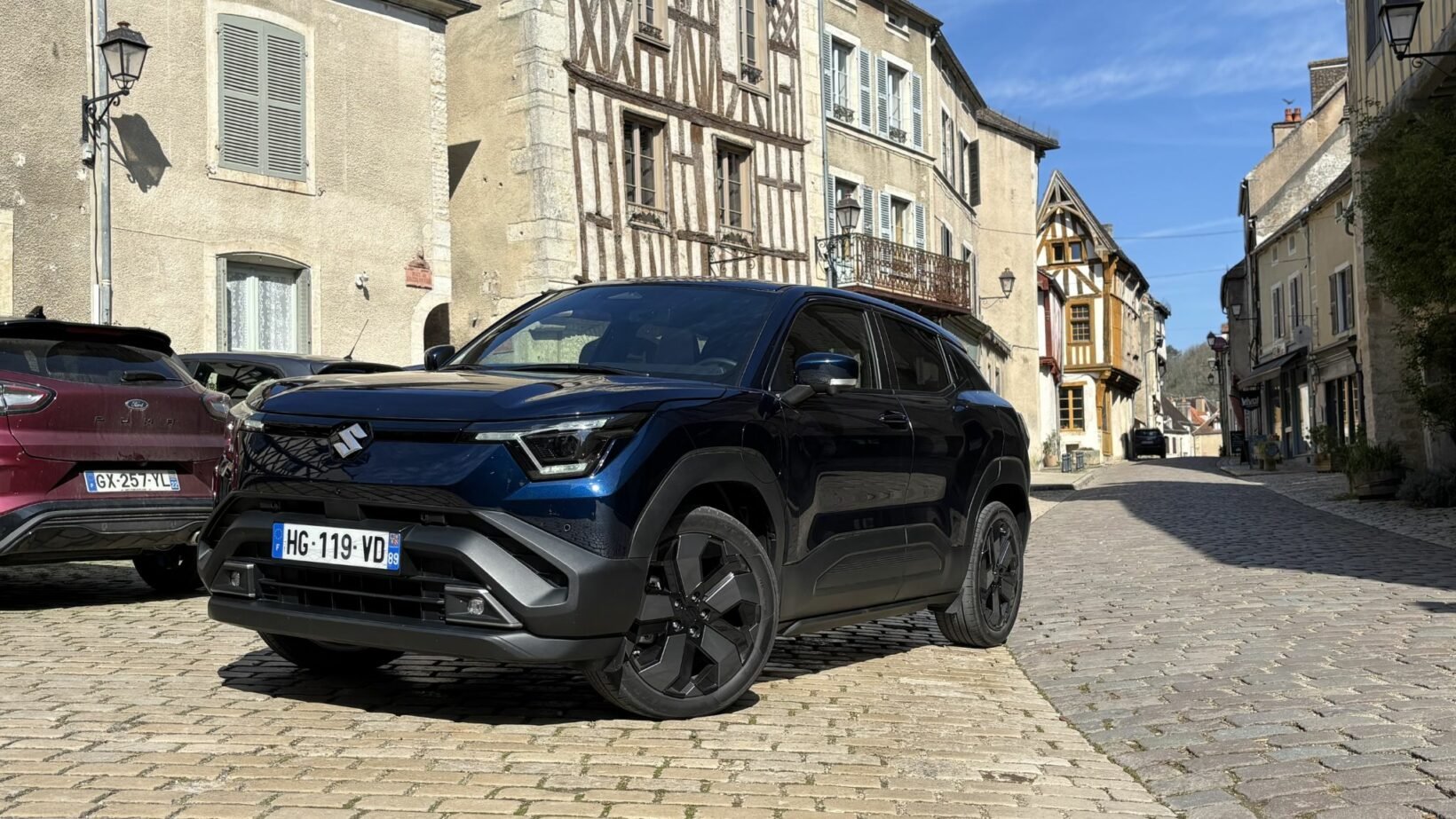 Suzuki Vitara électrique dans village à colombages Noyers-sur-Serein