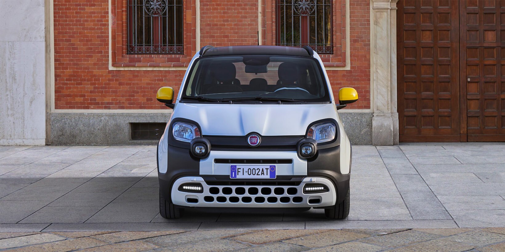 Fiat Pandina hybride compacte blanche avant en milieu urbain
