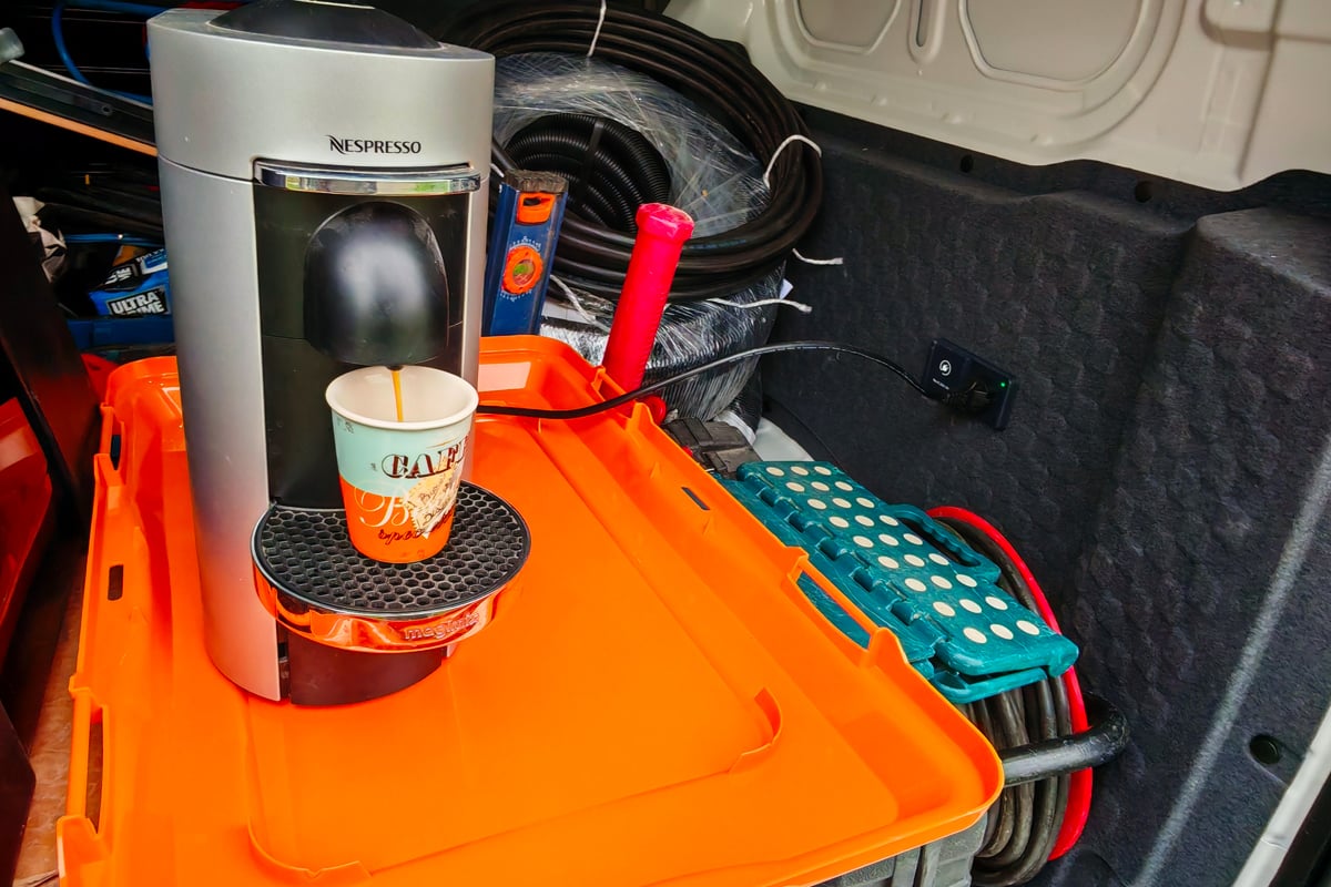 Cafetière fonctionnant grâce au V2L du Kia PV5 de Boris