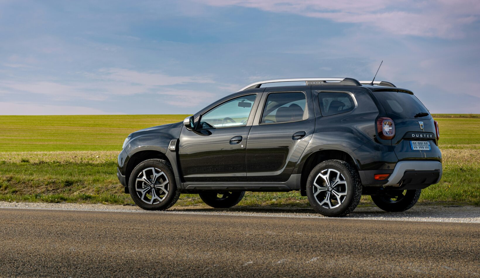 photo dacia duster SUV hybride